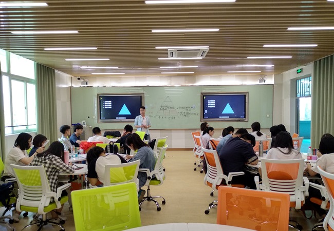 電腦屏幕同時顯示在兩個一體機上案例